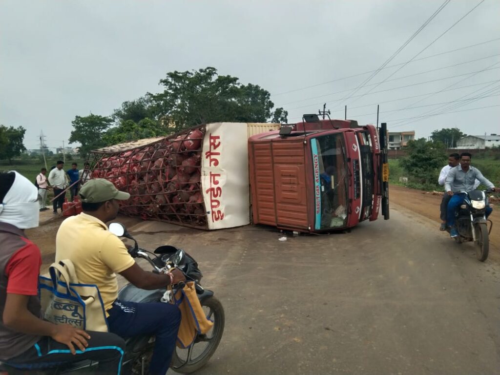 जिला बलौदाबाजार-भाटापारा यातायात पुलिस द्वारा भाटापारा-बलौदाबाजार सड़क मार्ग में ग्राम खपराडीह के पास घरेलू गैस सिलेंडर से भरे, पलटे हुए ट्रक को क्रेन की मदद से हटाकर यातायात व्यवस्था सुगम कराया गया। 2 1002845544