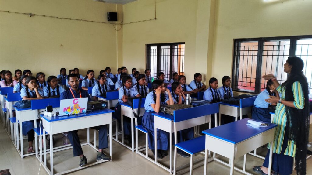 अग्निवीर" योजना से संबंधित सेमिनार का आयोजन: स्वामी आत्मानंद अंग्रेजी हिंदी माध्यम विद्यालय लाहोद ने छात्रों को भारतीय वायु सेना के लिए प्रेरित किया। 3 1002867573