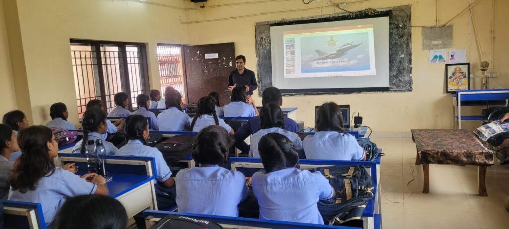 अग्निवीर" योजना से संबंधित सेमिनार का आयोजन: स्वामी आत्मानंद अंग्रेजी हिंदी माध्यम विद्यालय लाहोद ने छात्रों को भारतीय वायु सेना के लिए प्रेरित किया। 2 1002867576