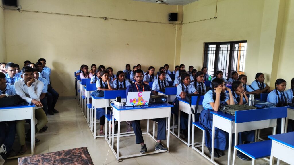 अग्निवीर" योजना से संबंधित सेमिनार का आयोजन: स्वामी आत्मानंद अंग्रेजी हिंदी माध्यम विद्यालय लाहोद ने छात्रों को भारतीय वायु सेना के लिए प्रेरित किया। 1 1002867579