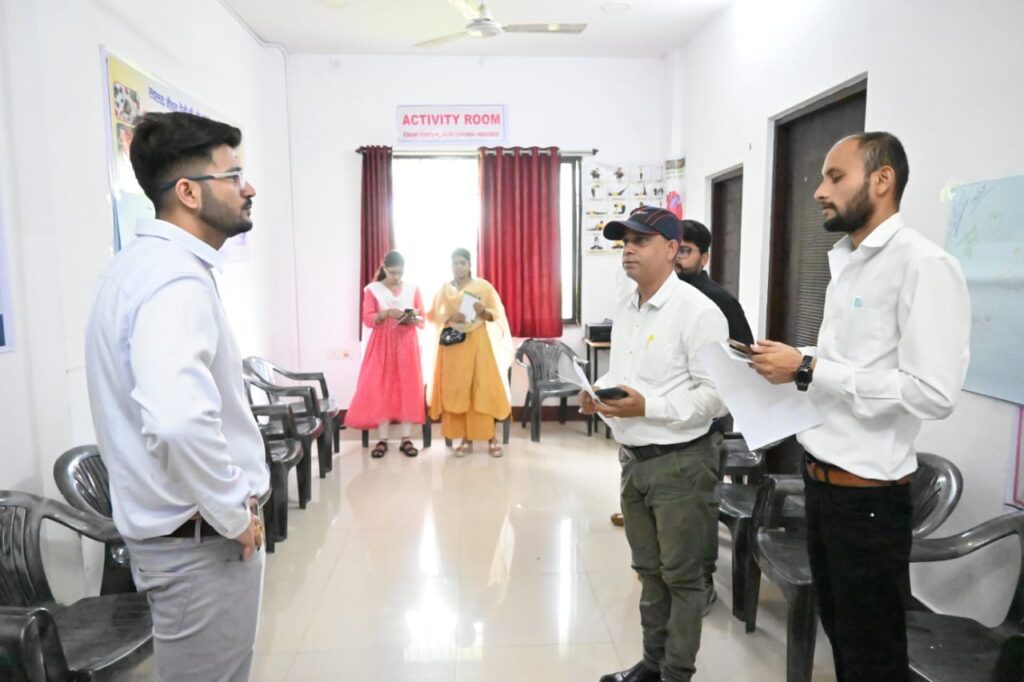 कलेक्टर ने किया कार्यालयों का औचक निरीक्षण अनुपस्थित 5 अधिकारियों को कारण बताओ सूचना । 2 1002893854
