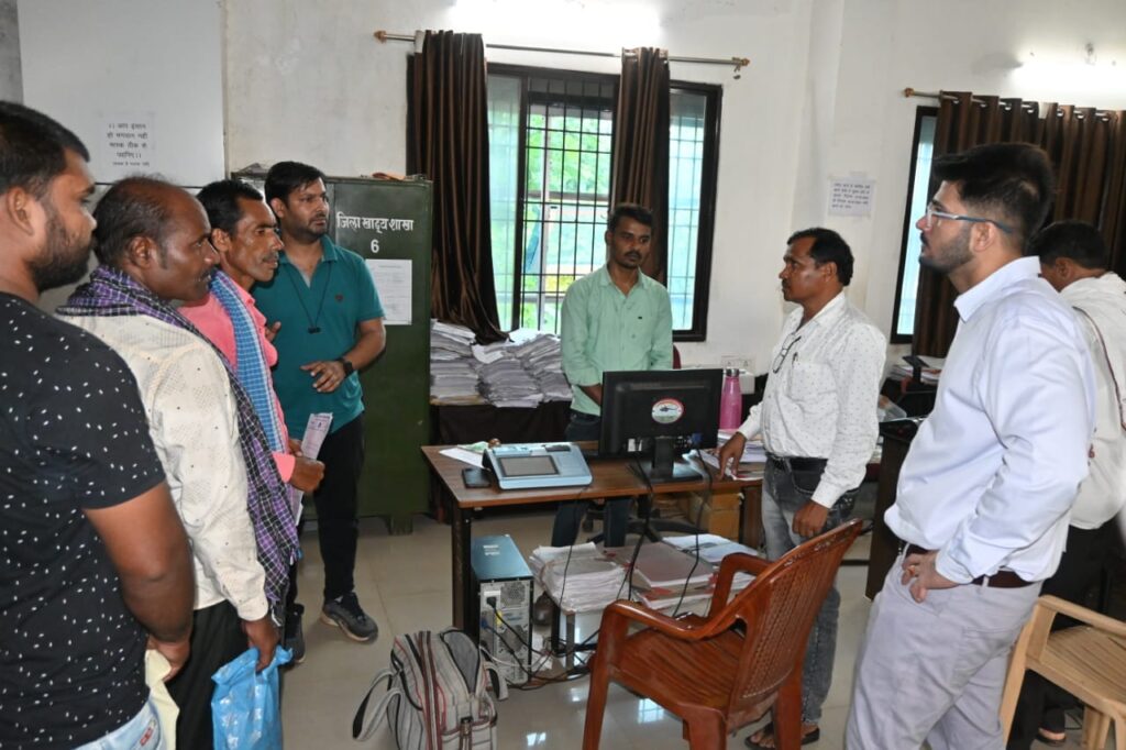 कलेक्टर ने किया कार्यालयों का औचक निरीक्षण अनुपस्थित 5 अधिकारियों को कारण बताओ सूचना । 1 1002893859