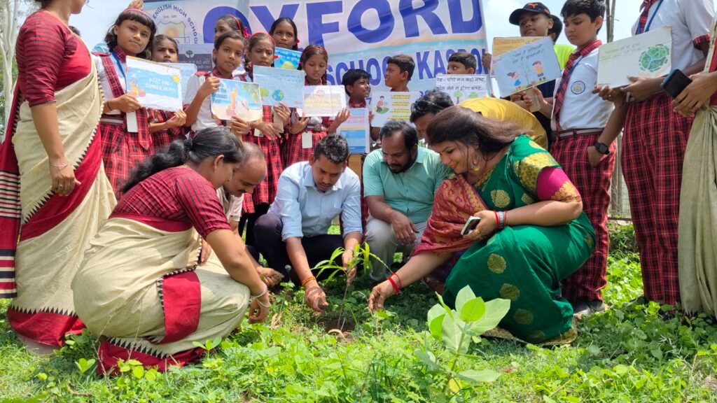 स्वास्थ्य विभाग BMO के उपस्थित में शहीद संत राम साहू स्मृति सामुदायिक स्वास्थ्य केंद्र कसडोल में छात्र-छात्राओं ने किया पौधारोपण। 2 1002920456