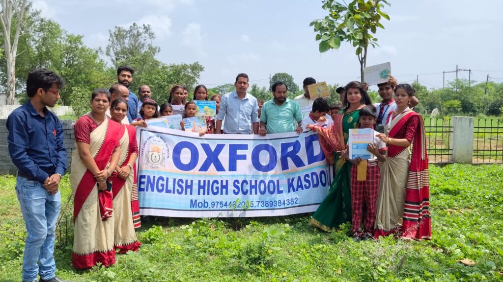 स्वास्थ्य विभाग BMO के उपस्थित में शहीद संत राम साहू स्मृति सामुदायिक स्वास्थ्य केंद्र कसडोल में छात्र-छात्राओं ने किया पौधारोपण। 1 1002920459
