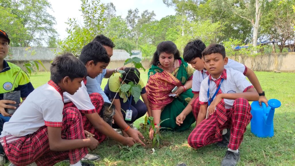 स्वास्थ्य विभाग BMO के उपस्थित में शहीद संत राम साहू स्मृति सामुदायिक स्वास्थ्य केंद्र कसडोल में छात्र-छात्राओं ने किया पौधारोपण। 3 1002920465