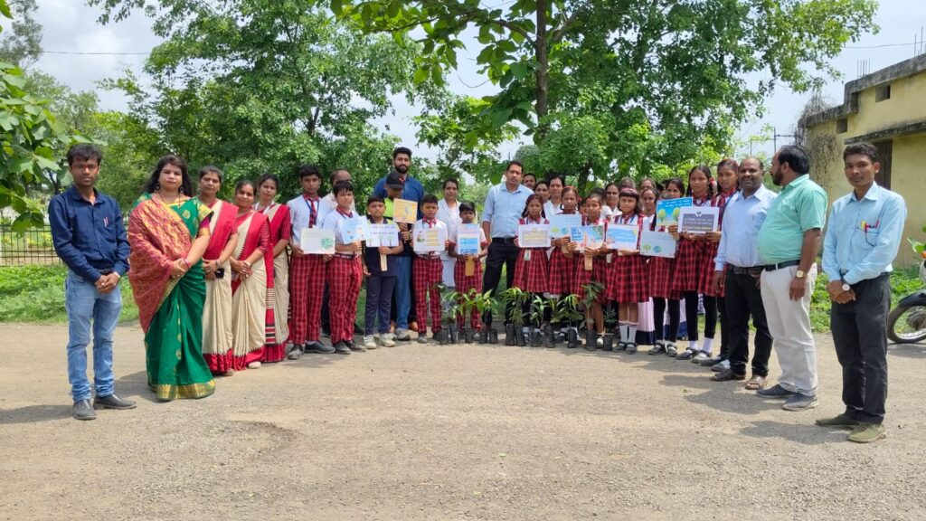 स्वास्थ्य विभाग BMO के उपस्थित में शहीद संत राम साहू स्मृति सामुदायिक स्वास्थ्य केंद्र कसडोल में छात्र-छात्राओं ने किया पौधारोपण। 4 1002920468