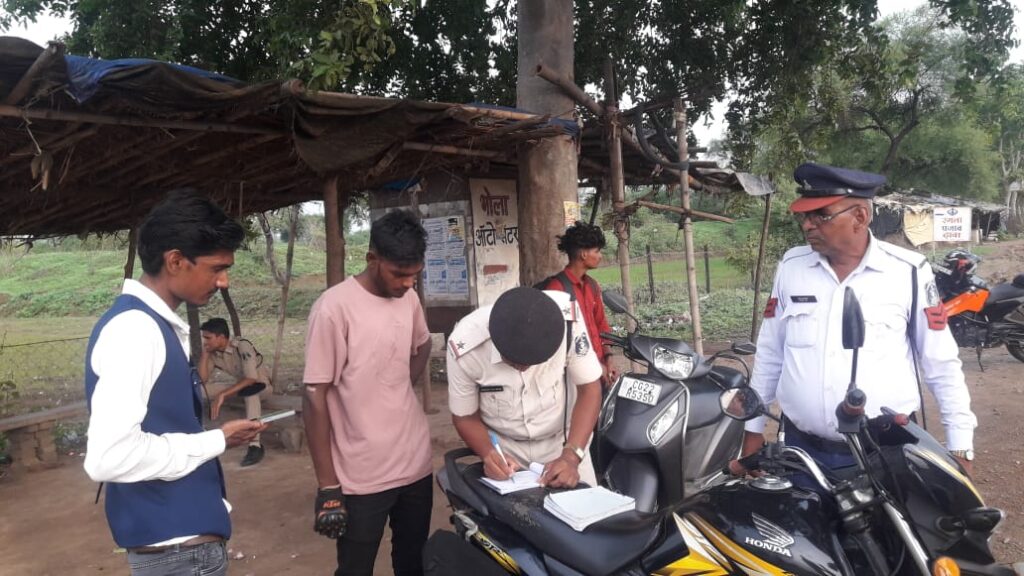 जिला बलौदाबाजार-भाटापारा पुलिस द्वारा यातायात के नियमो का अवहेलना करने वाले कुल 93 वाहन चालको से कुल ₹33,600 समन शुल्क किया गया वसूल। 1 1002926897