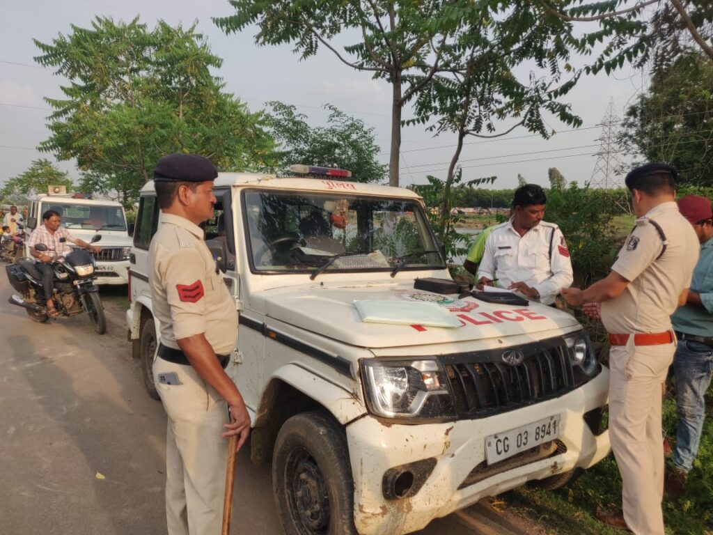 जिला बलौदाबाजार-भाटापारा पुलिस द्वारा यातायात के नियमो का अवहेलना करने वाले कुल 93 वाहन चालको से कुल ₹33,600 समन शुल्क किया गया वसूल। 4 1002926906