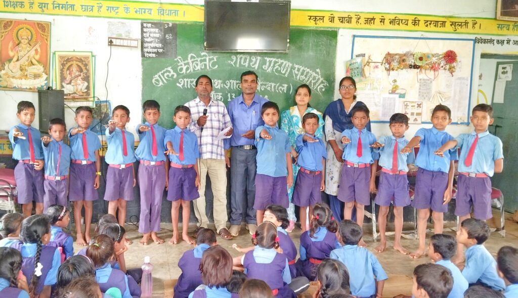 शासकीय प्राथमिक शाला खैन्दा में बाल कैबिनेट का शपथ ग्रहण समारोह । 2 1002938020