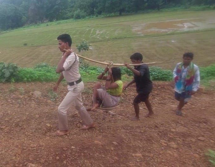 दर्द से तड़प रही गर्भवती महिला को 3 किमी कांवर में उठाकर पहुंचाया अस्पताल.. । 2 1002947932
