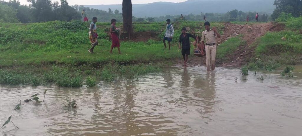 दर्द से तड़प रही गर्भवती महिला को 3 किमी कांवर में उठाकर पहुंचाया अस्पताल.. । 3 1002947933