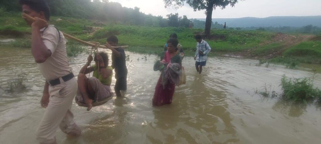 दर्द से तड़प रही गर्भवती महिला को 3 किमी कांवर में उठाकर पहुंचाया अस्पताल.. । 4 1002947934