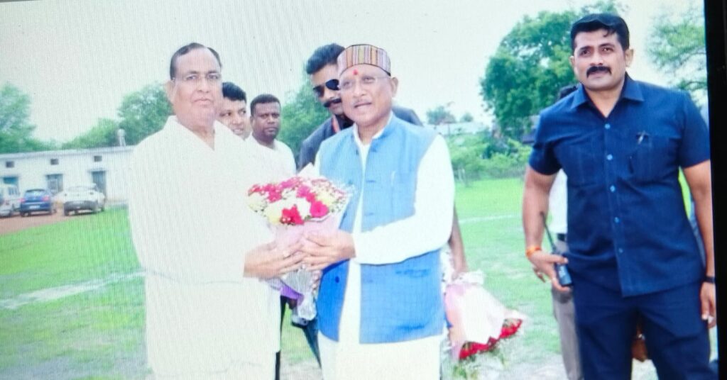 मुख्यमंत्री का हेलीपेड पर आत्मीय स्वागत। 2 1002949097