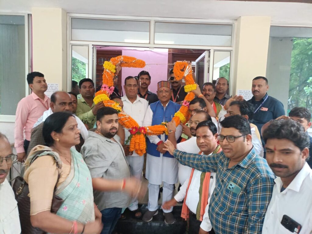 शादी समारोह में कसडोल पहुँचे मुख्यमंत्री विष्णुदेव साय, कार्यकर्ताओं ने किया भव्य स्वागत, सभापति नवीन मिश्रा ने प्रभु श्रीराम का स्मृति चिन्ह भेंट किया/ 2 1002950770