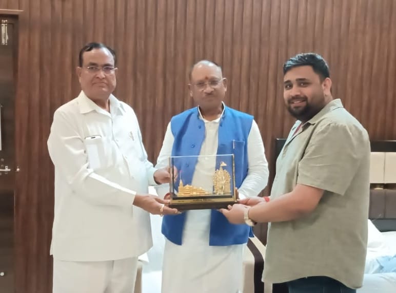 शादी समारोह में कसडोल पहुँचे मुख्यमंत्री विष्णुदेव साय, कार्यकर्ताओं ने किया भव्य स्वागत, सभापति नवीन मिश्रा ने प्रभु श्रीराम का स्मृति चिन्ह भेंट किया/ 1 1002951036