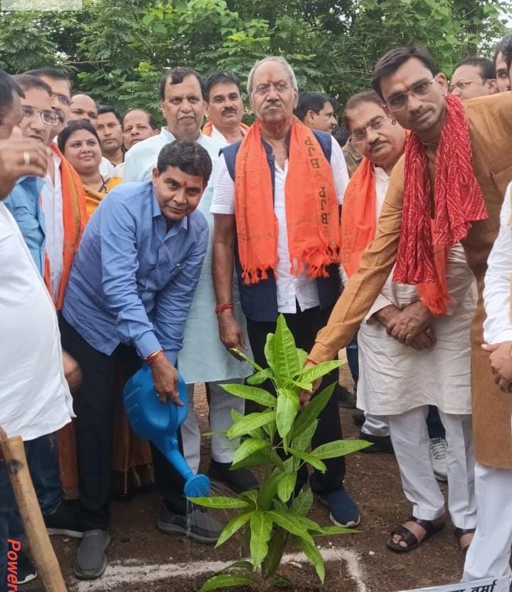 एक पेड़ मां के नाम मुख्यमंत्री,मंत्री सहित सांसद ने किया पौधारोपण। 1 1002951172