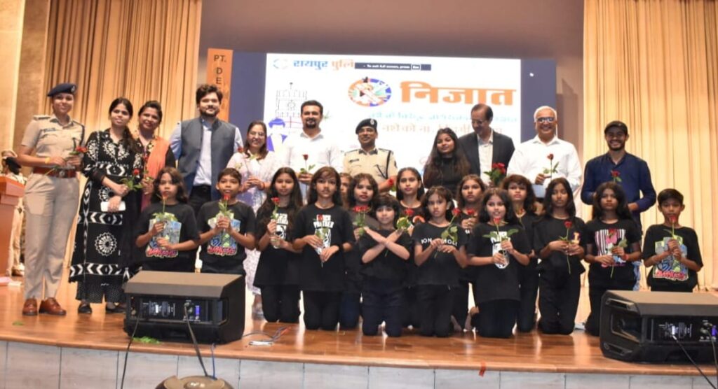 रायपुर पुलिस व संयुक्त राष्ट्र की संस्था यूएनओडीसी द्वारा अभियान निजात के तहत हजारों बच्चों के बीच किया गया नशे विरुद्ध जागरूकता कार्यक्रम। 2 1002959258