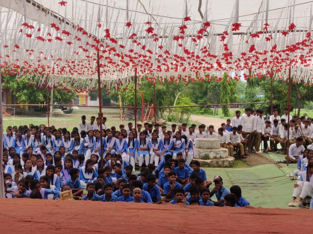 जिला बलौदाबाजार-भाटापारा यातायात पुलिस द्वारा स्कूली बच्चों के लिए यातायात नियमों की जानकारी एवं उनका पालन करने हेतु किया गया यातायात जागरूकता कार्यक्रम का आयोजन। 2 1002959313