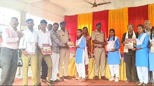 जिला बलौदाबाजार-भाटापारा यातायात पुलिस द्वारा स्कूली बच्चों के लिए यातायात नियमों की जानकारी एवं उनका पालन करने हेतु किया गया यातायात जागरूकता कार्यक्रम का आयोजन। 1 1002959318