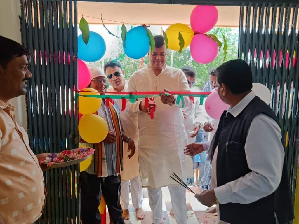 विधायक संदीप साहू ने सरवाडीह में प्राथमिक शाला अतिरिक्त भवन का लोकार्पण किया। 1 1002997953