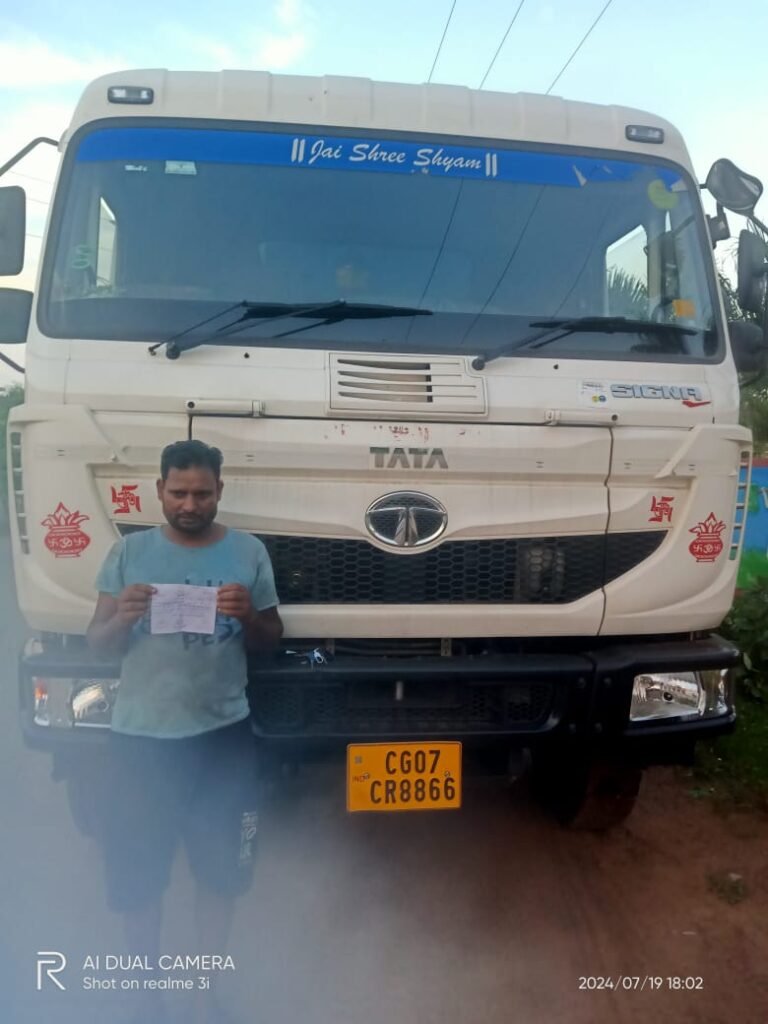 जिला बलौदाबाजार-भाटापारा पुलिस द्वारा विशेष अभियान चलाकर ओवरलोड भारी वाहनों पर की गई सख्त करवाई। 3 1003004939