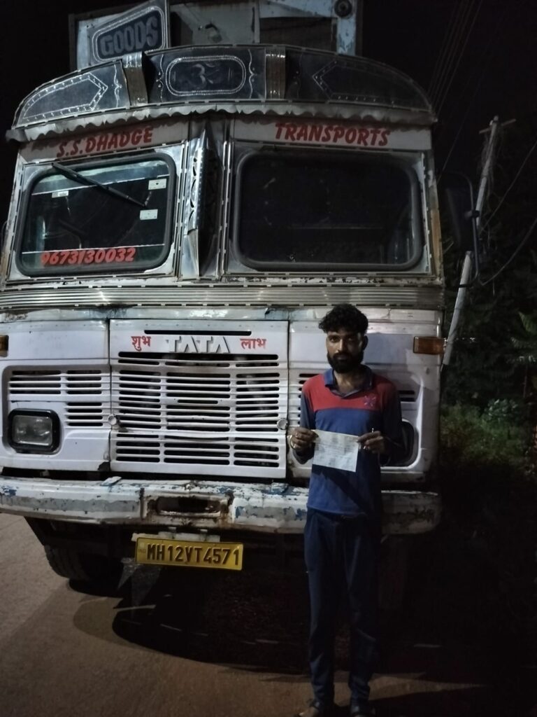 जिला बलौदाबाजार-भाटापारा पुलिस द्वारा विशेष अभियान चलाकर ओवरलोड भारी वाहनों पर की गई सख्त करवाई। 2 1003004945 1
