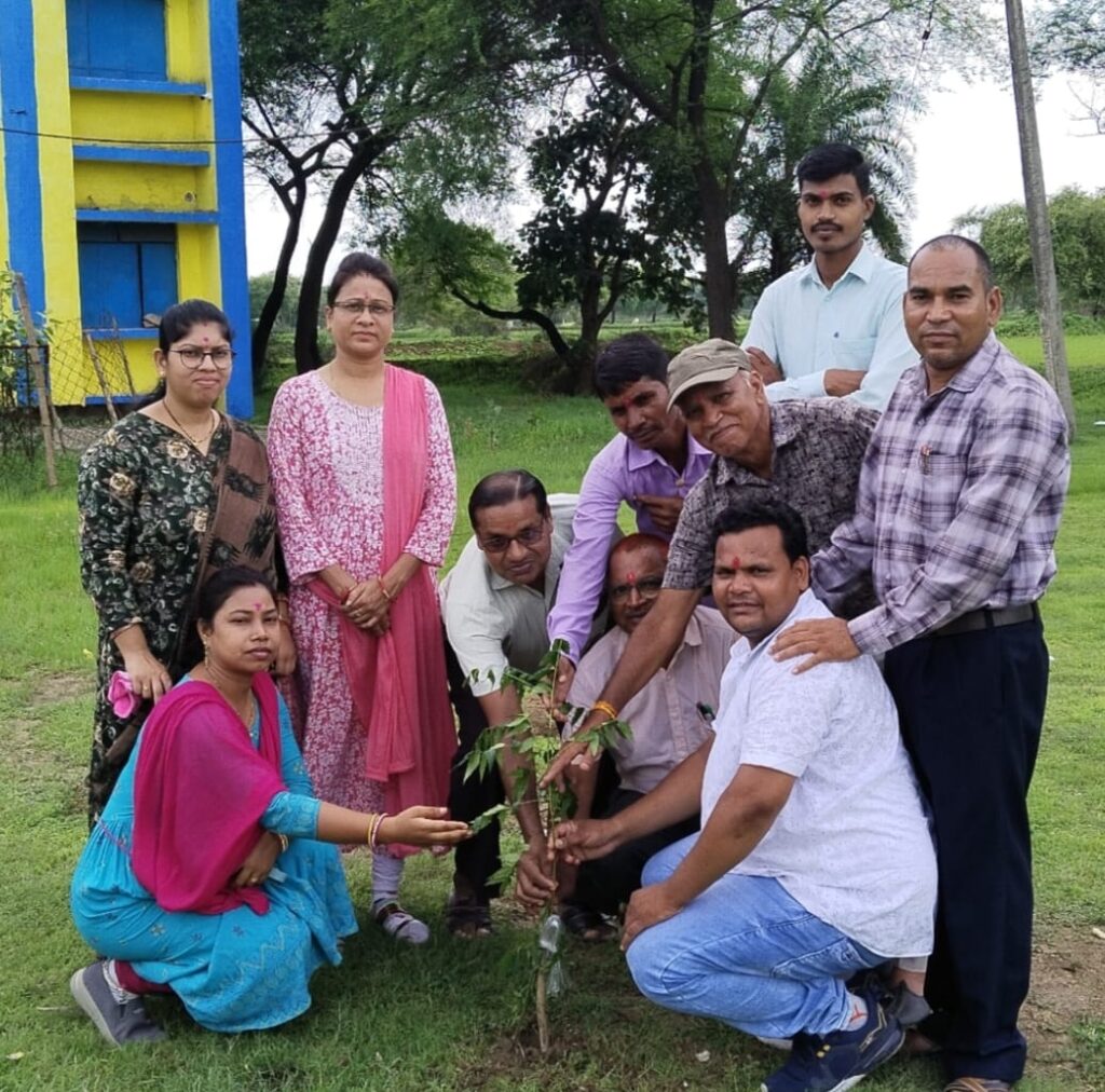 रजक कल्याण बोर्ड अध्यक्ष लोकेश कनौजे ने वृक्षारोपण कर मनाया अपना जन्मदिन । 1 1003017582