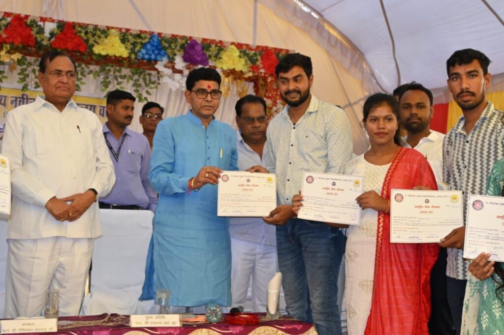 आध्यात्मिक,सांस्कृतिक एवं नव तकनीकी का समावेश है नई शिक्षा नीति, नौकरी की जगह स्वरोजगार पर जोर-श्री टंकराम वर्मा। 1 img 20240805 wa01508861171445570371931