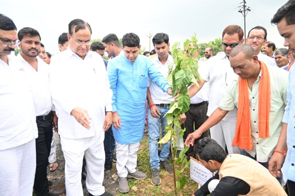 आध्यात्मिक,सांस्कृतिक एवं नव तकनीकी का समावेश है नई शिक्षा नीति, नौकरी की जगह स्वरोजगार पर जोर-श्री टंकराम वर्मा। 4 img 20240805 wa01743696629752988732715
