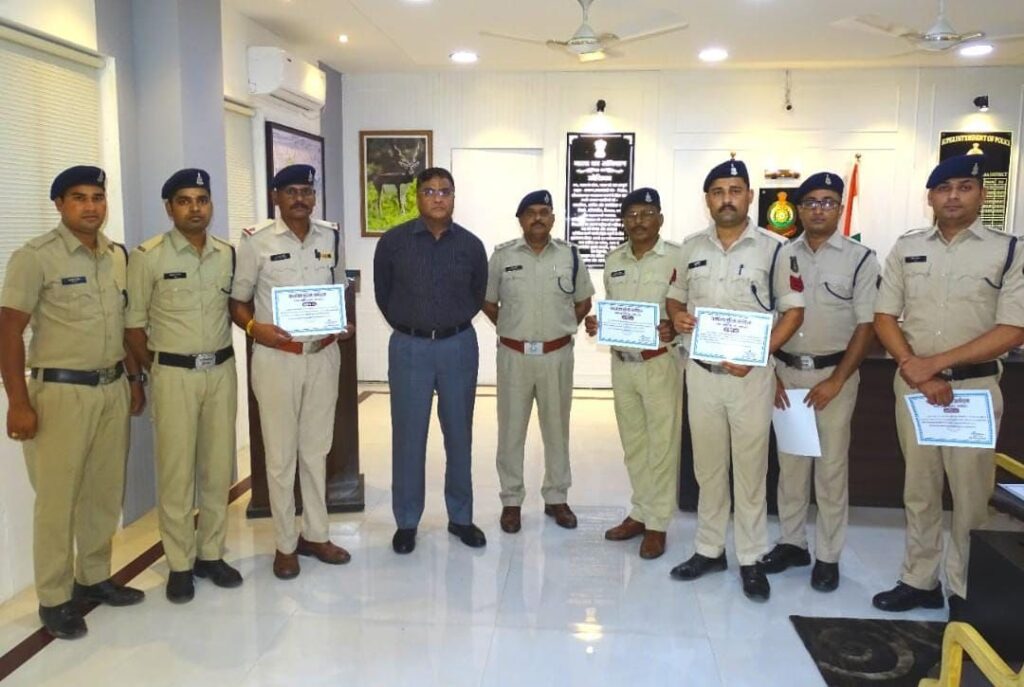 प्रशंसनीय एवं उत्कृष्ट कार्य करने वाले कुल 16 पुलिस अधिकारी कर्मचारियों को किया गया सम्मानित। 1 img 20240805 wa02544472787871080391608
