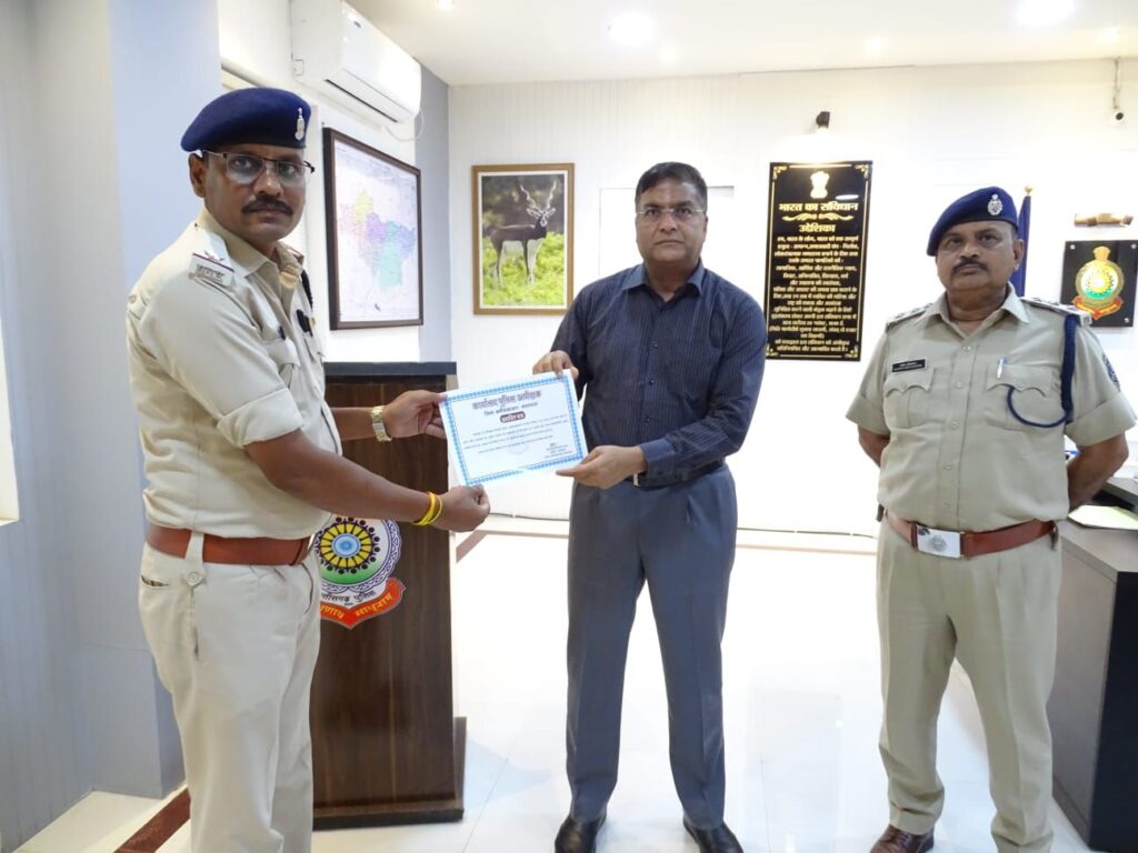 प्रशंसनीय एवं उत्कृष्ट कार्य करने वाले कुल 16 पुलिस अधिकारी कर्मचारियों को किया गया सम्मानित। 6 img 20240805 wa02556396288166403453347