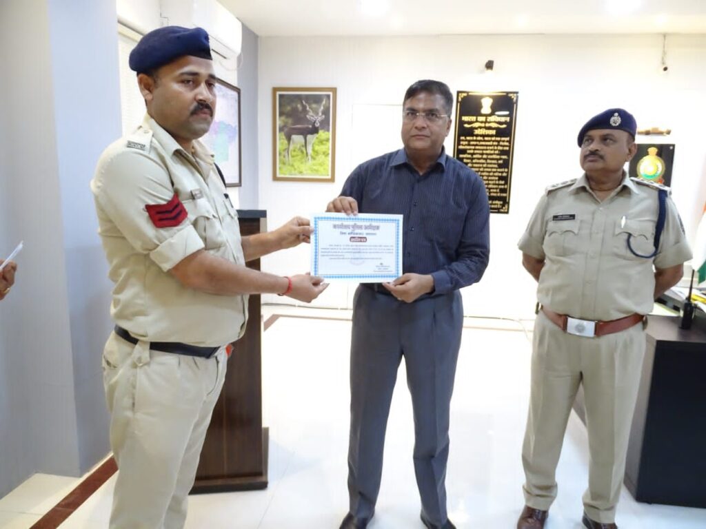 प्रशंसनीय एवं उत्कृष्ट कार्य करने वाले कुल 16 पुलिस अधिकारी कर्मचारियों को किया गया सम्मानित। 7 img 20240805 wa02568024059115626064750