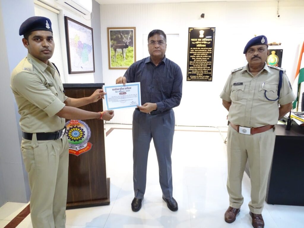 प्रशंसनीय एवं उत्कृष्ट कार्य करने वाले कुल 16 पुलिस अधिकारी कर्मचारियों को किया गया सम्मानित। 4 img 20240805 wa02579209891738055405813