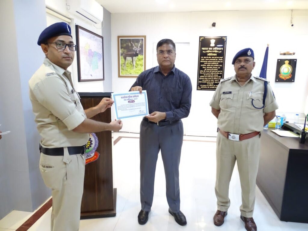 प्रशंसनीय एवं उत्कृष्ट कार्य करने वाले कुल 16 पुलिस अधिकारी कर्मचारियों को किया गया सम्मानित। 5 img 20240805 wa02582382143684715310702