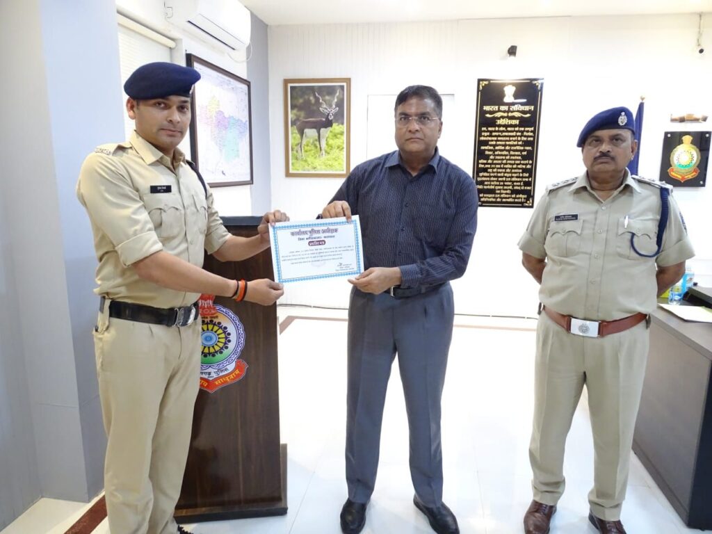 प्रशंसनीय एवं उत्कृष्ट कार्य करने वाले कुल 16 पुलिस अधिकारी कर्मचारियों को किया गया सम्मानित। 2 img 20240805 wa02596143956918478679993