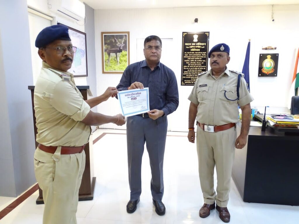 प्रशंसनीय एवं उत्कृष्ट कार्य करने वाले कुल 16 पुलिस अधिकारी कर्मचारियों को किया गया सम्मानित। 3 img 20240805 wa02603218449742899566570