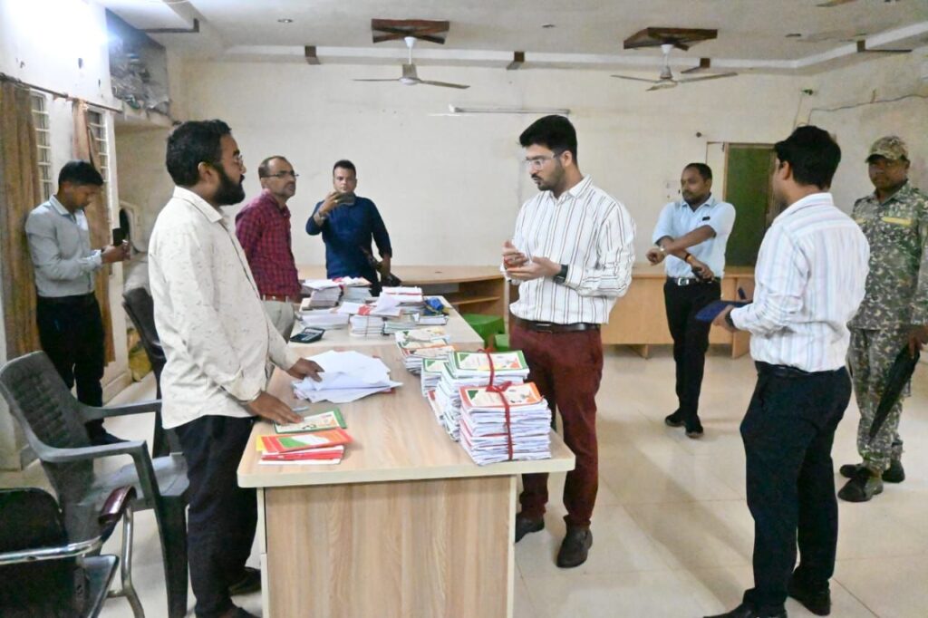 व्यवस्थाओं का जायजा लेने कलेक्टर ने किया भाटापारा नगर के विभिन्न कार्यालयों का आकस्मिक निरीक्षण। 2 img 20240807 wa01568792040684281149801