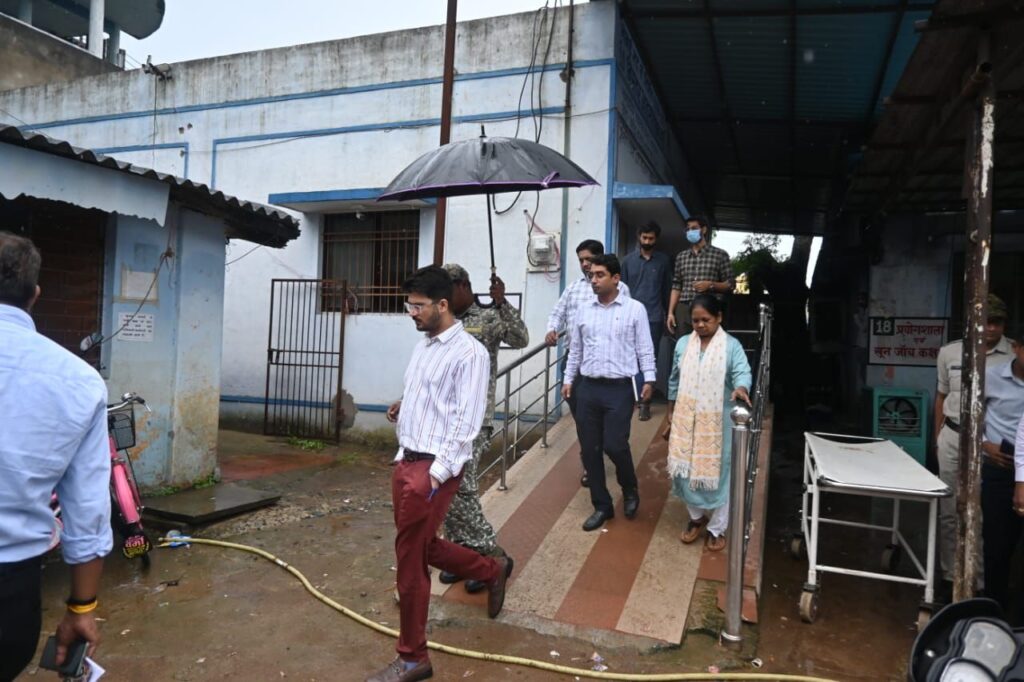व्यवस्थाओं का जायजा लेने कलेक्टर ने किया भाटापारा नगर के विभिन्न कार्यालयों का आकस्मिक निरीक्षण। 3 img 20240807 wa01588769530791804119412
