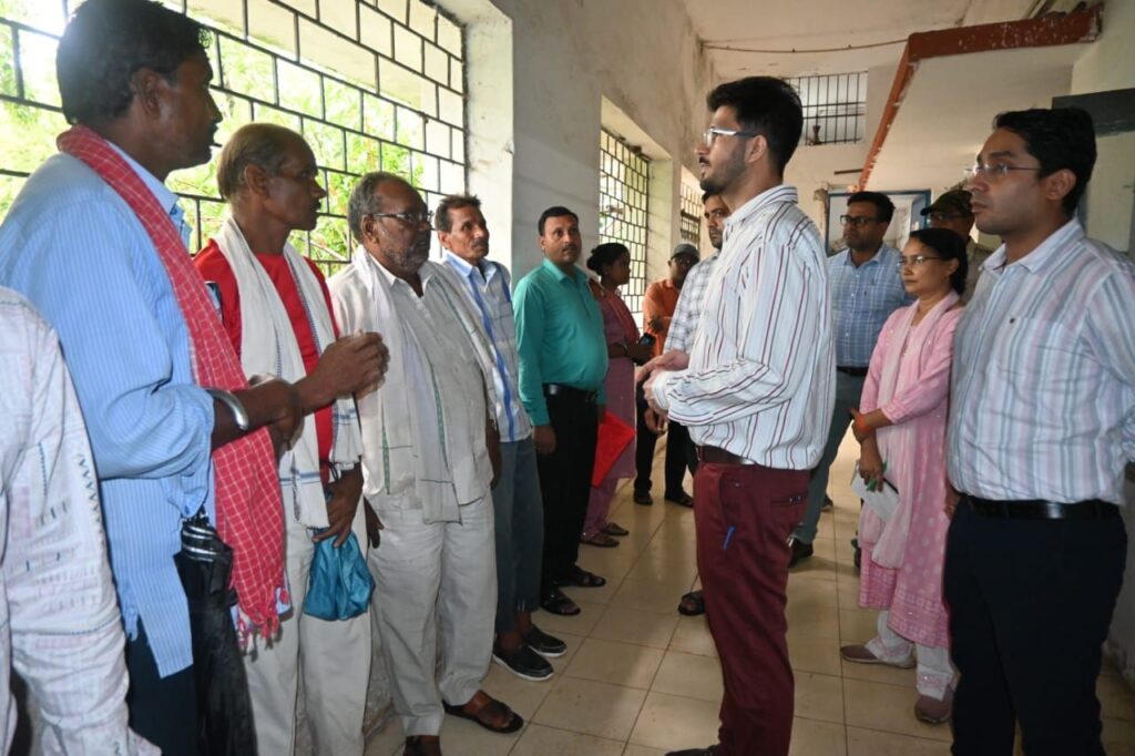 व्यवस्थाओं का जायजा लेने कलेक्टर ने किया भाटापारा नगर के विभिन्न कार्यालयों का आकस्मिक निरीक्षण। 6 img 20240807 wa01595584302365800763985