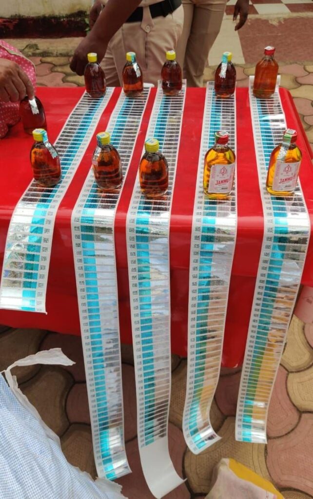 थाना पलारी पुलिस द्वारा नकली शराब बनाने की फैक्ट्री का भांडाफोड़ कर इस गोरख धंधे में शामिल एक आरोपी को किया गया गिरफ्तार। 2 img 20240810 wa01514797817535661174984