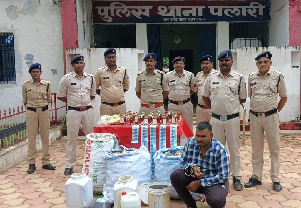 थाना पलारी पुलिस द्वारा नकली शराब बनाने की फैक्ट्री का भांडाफोड़ कर इस गोरख धंधे में शामिल एक आरोपी को किया गया गिरफ्तार। 1 img 20240810 wa0153460976956084342179