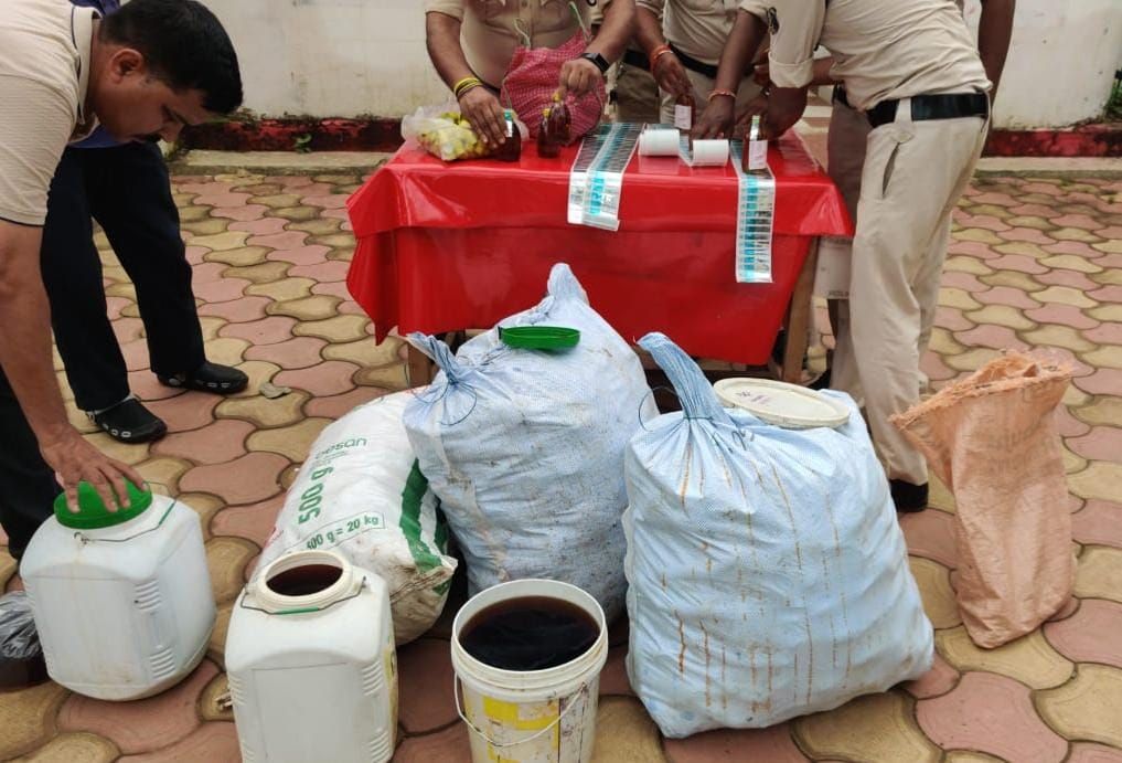 थाना पलारी पुलिस द्वारा नकली शराब बनाने की फैक्ट्री का भांडाफोड़ कर इस गोरख धंधे में शामिल एक आरोपी को किया गया गिरफ्तार। 3 img 20240810 wa01551029423403177796812