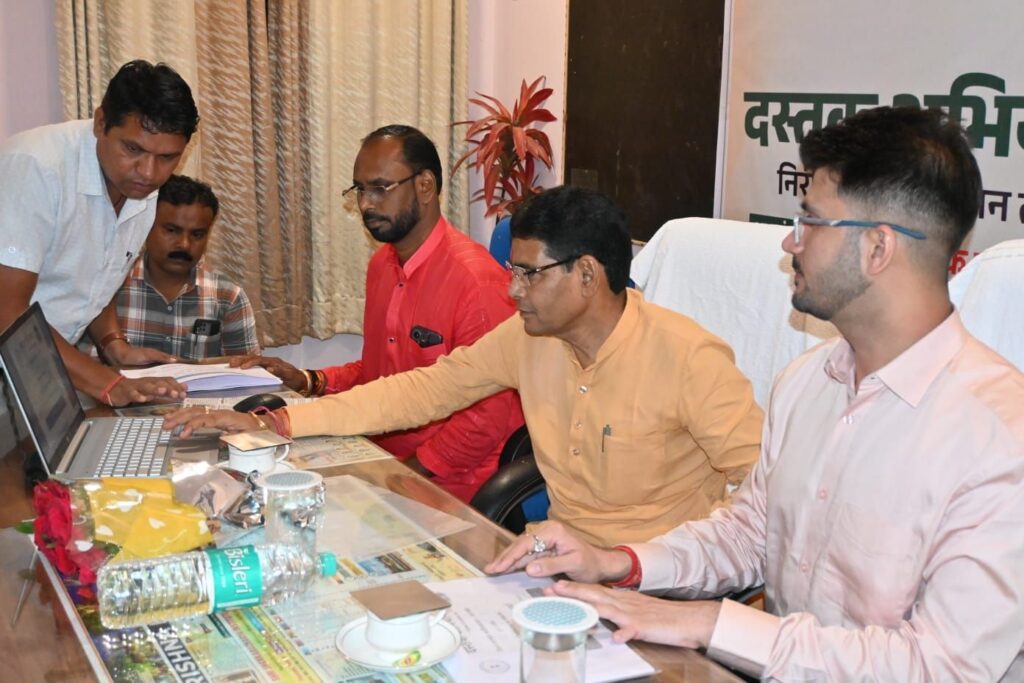 राजस्व मंत्री टंक राम वर्मा ने दस्तक अभियान मोबाईल एप्लीकेशन का किया शुभारंभ 2 img 20240812 wa0210512326292997026852
