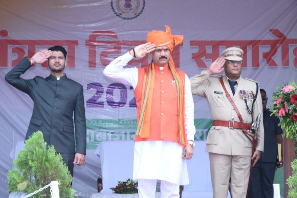 स्वास्थ्य एवं प्रभारी मंत्री श्याम बिहारी जायसवाल ने बलौदाबाजार में फहराया तिरंगा,स्वतंत्रता संग्राम सेनानी एवं शहीदों के परिजनों का सम्मान। 2 img 20240815 wa00837050069818510100447