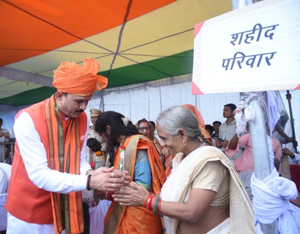स्वास्थ्य एवं प्रभारी मंत्री श्याम बिहारी जायसवाल ने बलौदाबाजार में फहराया तिरंगा,स्वतंत्रता संग्राम सेनानी एवं शहीदों के परिजनों का सम्मान। 8 img 20240815 wa00844694194285281288715