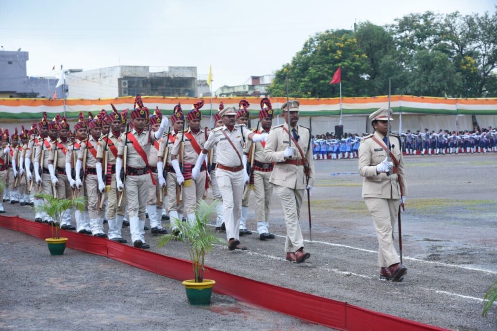 स्वास्थ्य एवं प्रभारी मंत्री श्याम बिहारी जायसवाल ने बलौदाबाजार में फहराया तिरंगा,स्वतंत्रता संग्राम सेनानी एवं शहीदों के परिजनों का सम्मान। 7 img 20240815 wa00865957025715157137938
