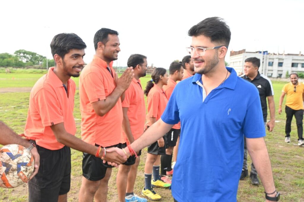 प्रशासन एकादश व नागरिक एकादश के मध्य खेला गया सद्भावना फुटबॉल मैच 2 img 20240815 wa00875703950003650969106