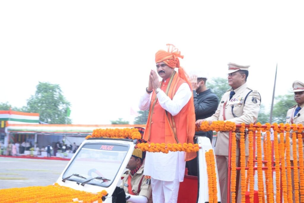 स्वास्थ्य एवं प्रभारी मंत्री श्याम बिहारी जायसवाल ने बलौदाबाजार में फहराया तिरंगा,स्वतंत्रता संग्राम सेनानी एवं शहीदों के परिजनों का सम्मान। 6 img 20240815 wa00925008964389701062030