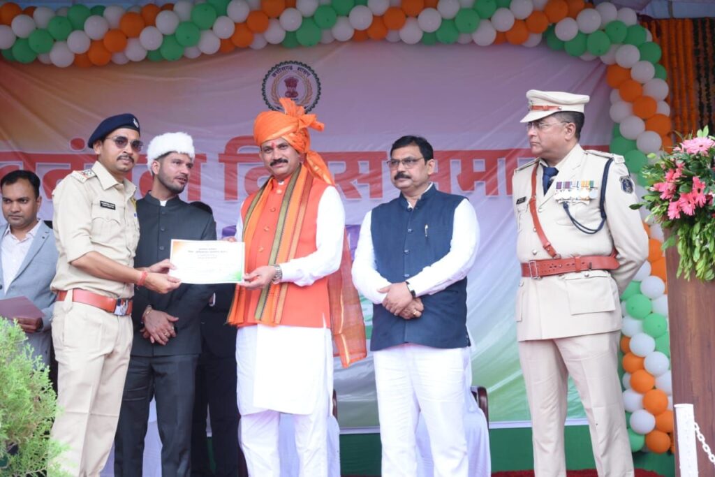 स्वास्थ्य एवं प्रभारी मंत्री श्याम बिहारी जायसवाल ने बलौदाबाजार में फहराया तिरंगा,स्वतंत्रता संग्राम सेनानी एवं शहीदों के परिजनों का सम्मान। 4 img 20240815 wa00937441132966271694114