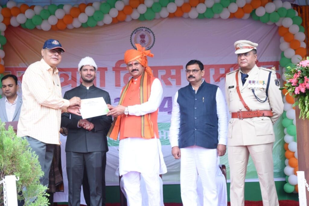 स्वास्थ्य एवं प्रभारी मंत्री श्याम बिहारी जायसवाल ने बलौदाबाजार में फहराया तिरंगा,स्वतंत्रता संग्राम सेनानी एवं शहीदों के परिजनों का सम्मान। 3 img 20240815 wa00947693033839327003412